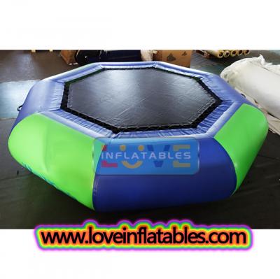 Trampolines flotantes del agua del salto de la aguamarina, trampolines inflables del agua con el tobogán para el parque de atracciones