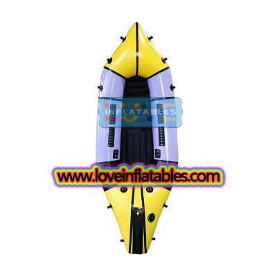 Explorando la naturaleza con una balsa individual rápida para aguas tranquilas y bravas